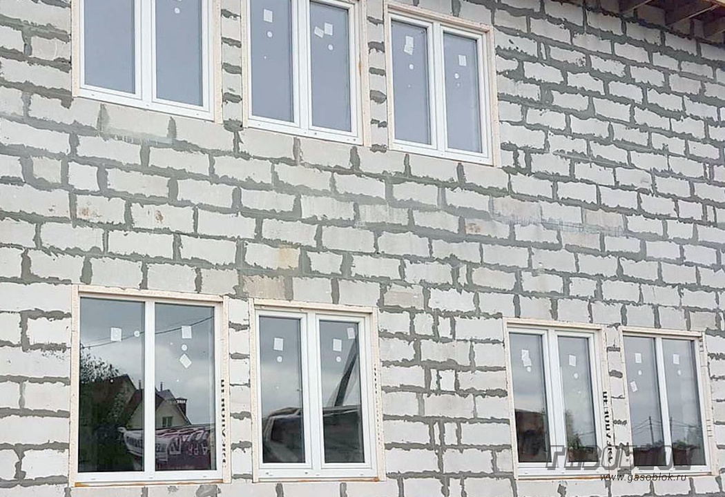 Ставим окна при строительстве дома из газобетона фото к статье
