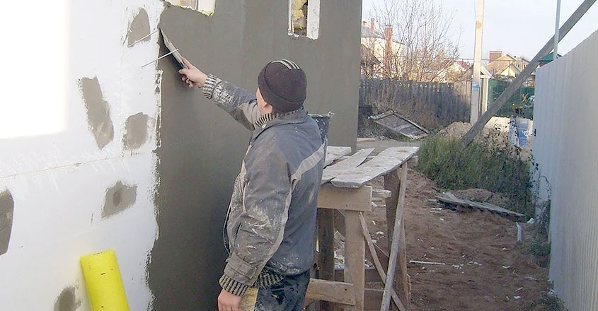 Затирка и выравнивание штукатурки по пенопласту